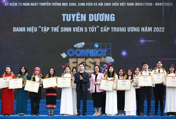 Nữ sinh Khoa Y Đại học Duy Tân nhận Giải thưởng Sao tháng Giêng 2022