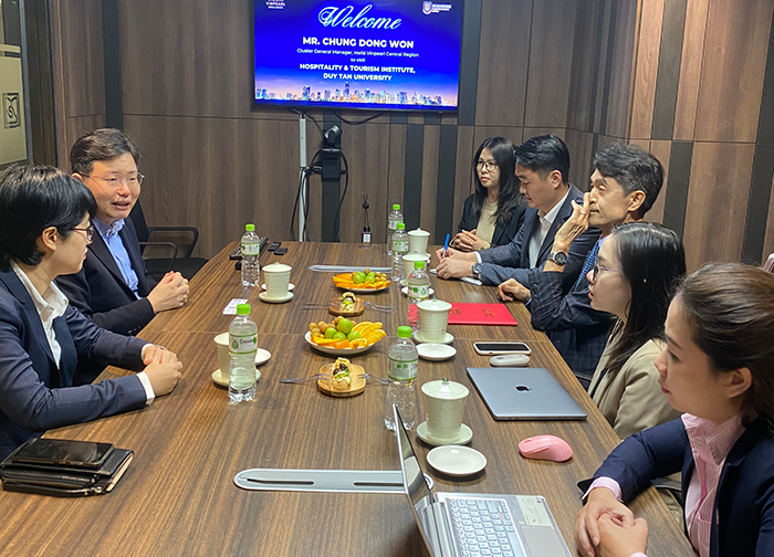 Tổng Giám đốc vùng Meliá Vinpearl Hotel & Resorts đến thăm và làm việc Đại học Duy Tân