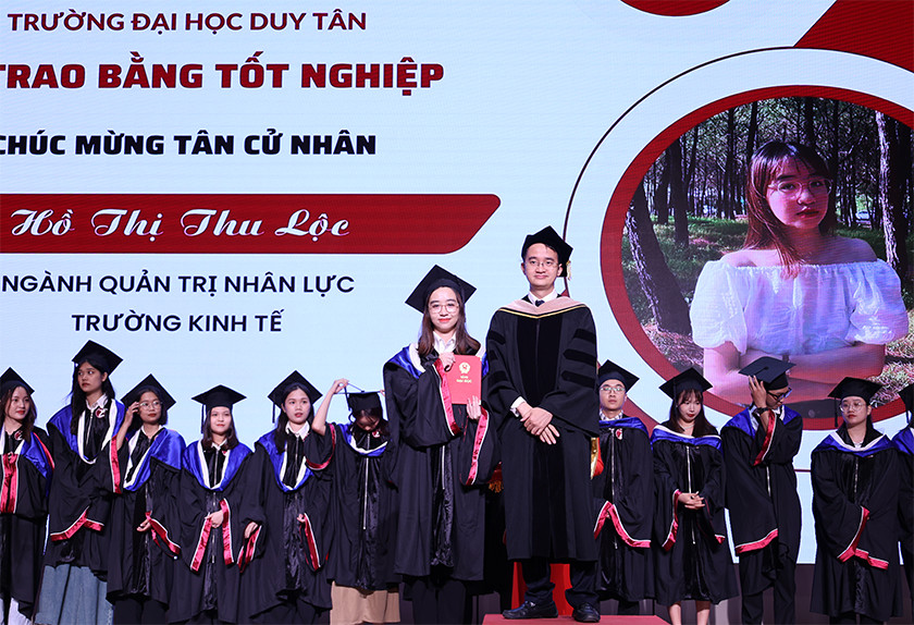 Ngày hội Trao bằng Tốt nghiệp ở Đại học Duy Tân năm học 2022-2023