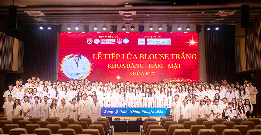 Lễ Khoác áo Blouse trắng cho Sinh viên K27 Trường Y Dược của ĐH Duy Tân Z4838439023158_ad91a0a02147b31f8a81eee041b2e32d-11120231960