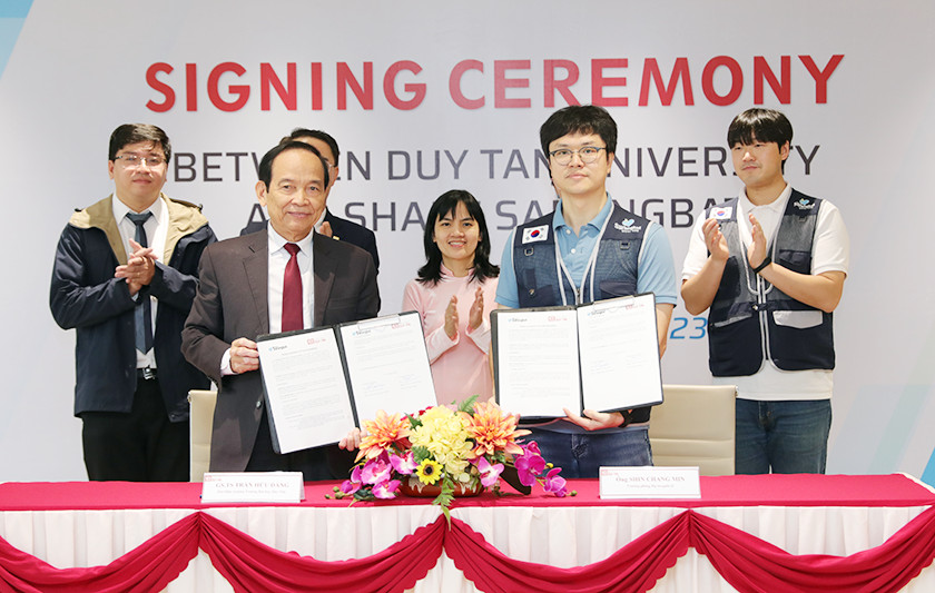 Lễ ký kết hợp tác giữa Đại học Duy Tân với Tổ chức Phi Chính phủ Cánh đồng Yêu thương - Share Sarangbat Z4944202063859_73f6c928877e156cedc9bbde0417c92c-51220237760