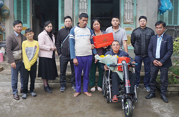 Đại học Duy Tân tiếp tục tặng xe lăn điện cho người khuyết tật