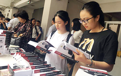 Sinh viên Trường ĐH Duy Tân đọc kỷ yếu về Lưu Quang Vũ bên lề hội thảo