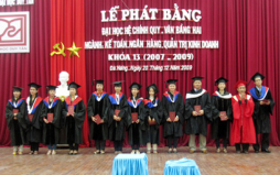 Hơn 200 sinh viên nhận bằng tốt nghiệp-Hệ văn bằng hai tại Đại học Duy Tân