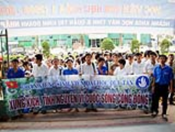 Sinh viên Duy Tân-Xung kích làm sạch đường phố