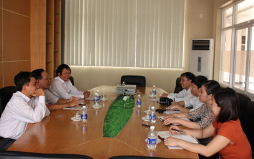 Đại diện tạp chí Hỗ trợ Phát triển thăm Đại học Duy Tân