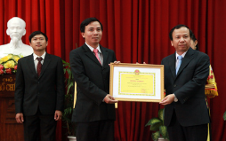 Đại học Duy Tân đón nhận cờ thi đua của Thủ tướng Chính phủ