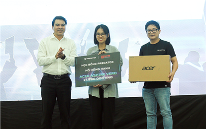 DTU Students Try Out Latest Acer Laptops