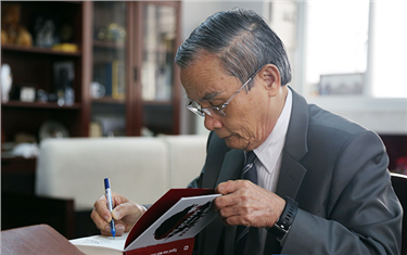 The “Nam Thang Dang Nguoi” Memoir Passes the Flame of Passion to Many Younger Generations