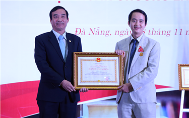 Đại học Duy Tân đón nhận Huân chương Lao động Hạng Nhất