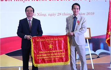 Trường Đại học Duy Tân đón nhận Huân chương Lao động hạng Nhất