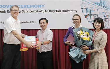 Cơ quan Trao đổi Hàn lâm Đức DAAD trao tặng sách cho Đại học Duy Tân