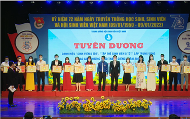 Sinh viên Duy Tân được Vinh danh “Sinh viên 5 tốt”, “Tập thể Sinh viên 5 tốt” và Đón nhận Giải thưởng “Sao tháng Giêng”