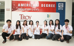 Sinh viên Chương trình 'Lấy bằng Mỹ tại Đại học Duy Tân” chào đón APEC 2017