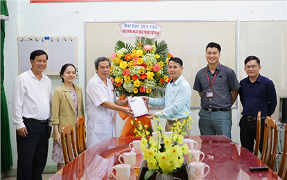 Đại học Duy Tân đến thăm và chúc mừng các Y Bác sĩ nhân Ngày Thầy thuốc Việt Nam