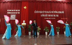 ĐH Duy Tân nhận Cờ thi đua của Chính phủ