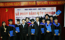 Sinh viên NIIT nhận bằng tốt nghiệp
