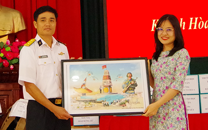 Trường Đại học Duy Tân thăm, tặng quà cán bộ chiến sĩ Vùng 4 Hải quân