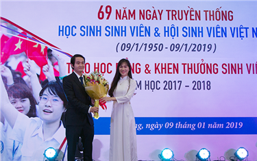 Đại học Duy Tân trao Học bổng và Phát thưởng nhân Kỷ niệm ngày Học sinh - Sinh viên