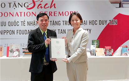 The Consulate General of Japan in Danang Donates Books to the DTU Library