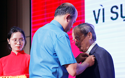 Distinguished Teacher Le Cong Co honored with Campaign Medals from the Vietnam Trade Union