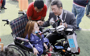 DTU Donates Electric Wheelchairs to the Disabled in Danang