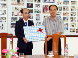 Đại học Bách Khoa Singapore và Đại học Duy Tân tặng phòng đọc sách cho làng Hy Vọng