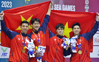 Nguyen Huu Kim Son, despite severe nosebleeds, attempts to win a Gold medal in Relay Swimming at the 32nd SEA Games
