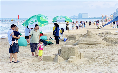 Sand sculptures Convey meaningful messages of protecting natural environment