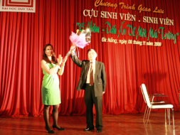 Chương trình giao lưu kỷ niệm 15 năm ngày thành lập trường Đại học Duy Tân