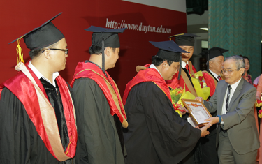 Đại học Duy Tân phát Bằng Tốt nghiệp năm học 2017 - 2018