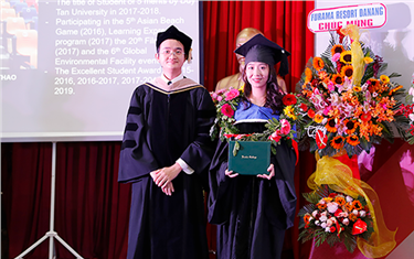 Sinh viên Duy Tân nhận bằng Tốt nghiệp của Đại học Keuka, Mỹ