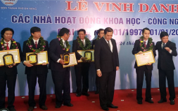 Tiến sĩ Lê Nguyên Bảo (ĐH Duy Tân) nhận Bằng khen của Tp. Đà Nẵng