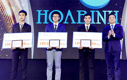 DTU Construction Student Receives 100 Million VND Hoa Binh “Blue Compass” Scholarship