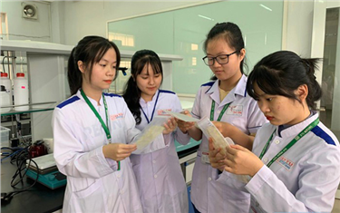 Sinh viên điều dưỡng chế tạo khẩu trang từ bã mía (1)