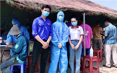 Sinh viên Điều dưỡng Đại học Duy Tân tình nguyện trực chốt kiểm dịch COVID-19