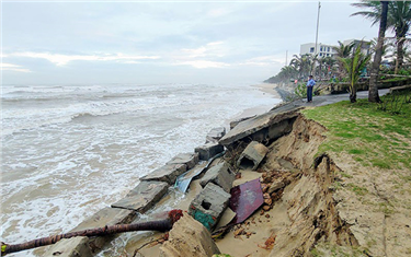 Lý do bờ biển Đà Nẵng bị sóng xé tan hoang