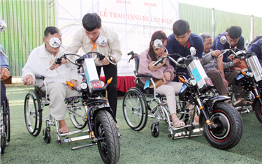 Students Give “2 in 1” Battery-powered Wheelchairs to the Handicapped