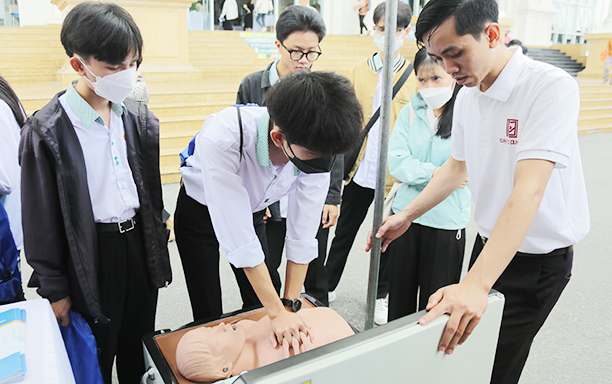 Khách Tham quan Hào hứng Trải nghiệm Gian hàng DTU tại SURF 2022