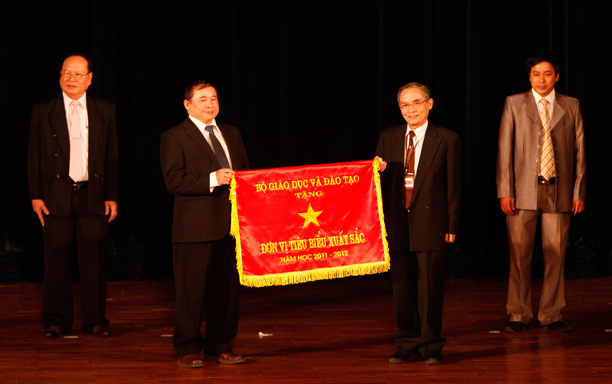 Trường ĐH Duy Tân đón nhận Cờ thi đua xuất sắc