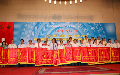 ĐH Duy Tân nhận cờ thi đua xuất sắc của Bộ Giáo dục & Đào tạo