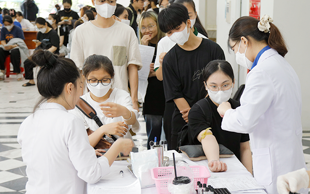 Bệnh viện Trung ương Huế tiếp nhận Hàng trăm Đơn vị Máu từ Đại học Duy Tân