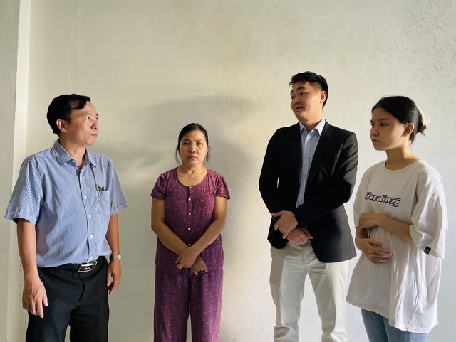 TS Nguyễn Hữu Phú (trái), Phó hiệu trưởng Trường ĐH Duy Tân, thăm gia đình cựu binh Gạc Ma Dương Văn Dũng