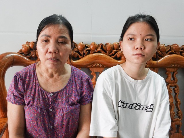 Bà Trần Thị Lợi (57 tuổi), vợ của cựu binh Gạc Ma Dương Văn Dũng, xúc động khi hay tin con gái nhận được học bổng toàn phần