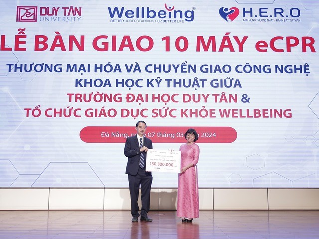 TS Lê Nguyên Bảo, Hiệu trưởng Trường ĐH Duy Tân, tặng sản phẩm công nghệ máy hỗ trợ kỹ năng hồi sinh tim phổi (eCPR) cho Trường THPT Trần Phú