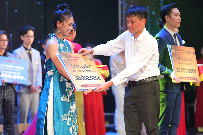 Kim Thoa xuất sắc trở thành á quân 2 dòng nhạc dân ca - trữ tình tại cuộc thi Tài năng âm nhạc Việt
