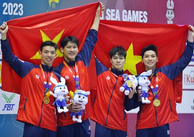 Kim Sơn (ngoài cùng bên phải) cùng đồng đội nhận Huy chương Vàng tại SEA Games 32