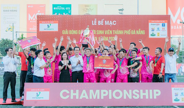 Đội tuyển 7 người sinh viên của ĐH Duy Tân giành Cúp Vô địch