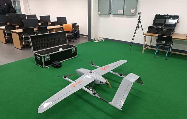 Các cán bộ của CEE đã thiết kế và chế tạo thành công DTU-Falcon-1 (mô hình UAV cánh cố định VTOL) phục vụ công tác giảng dạy và nghiên cứu tại ĐH Duy Tân