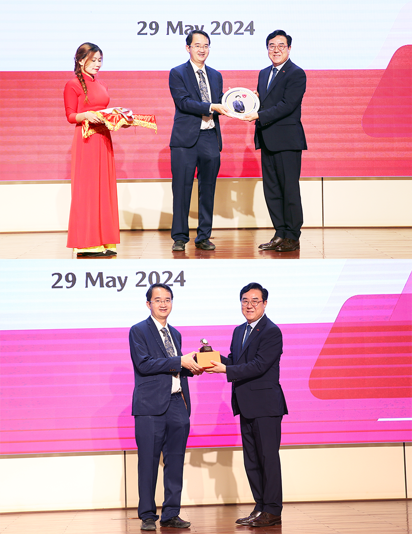 GS-TS Koh Chang Seop - Hiệu trưởng ĐH Quốc gia Chungbuk và TS Lê Nguyên Bảo - Hiệu trưởng ĐH Duy Tân trao quà lưu niệm